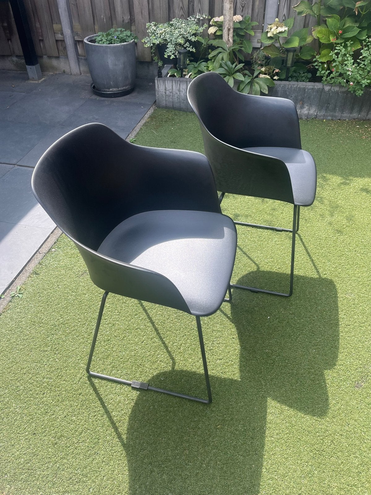 6x Zwarte kuipstoelen met metalen onderstel, Ophalen, Kunststof, Gebruikt, Zwart
