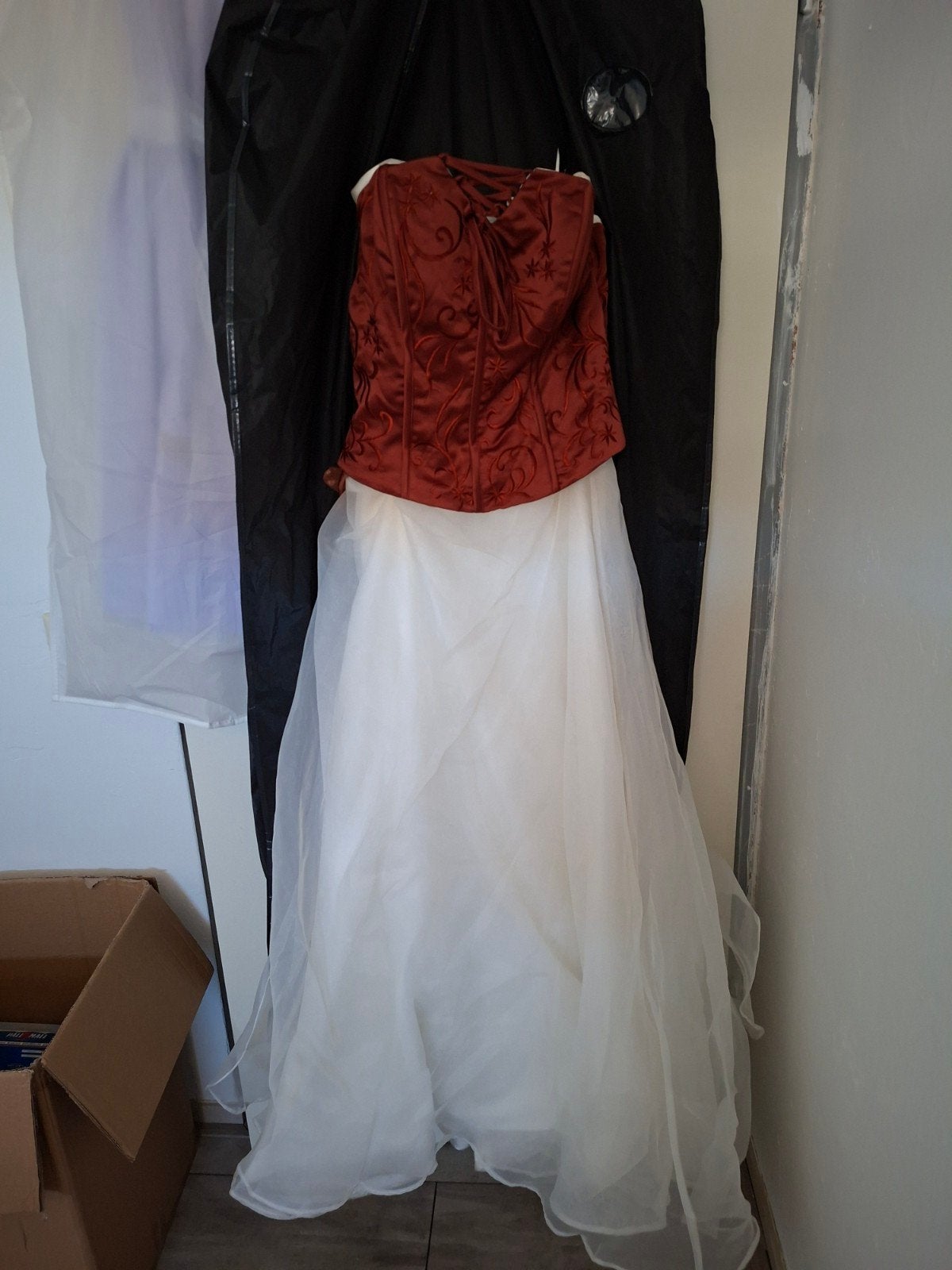 Elegante bruidsjurk met bordeauxrood korset en witte rok, Ophalen of Verzenden, Gedragen, Wit, Trouwjurk
