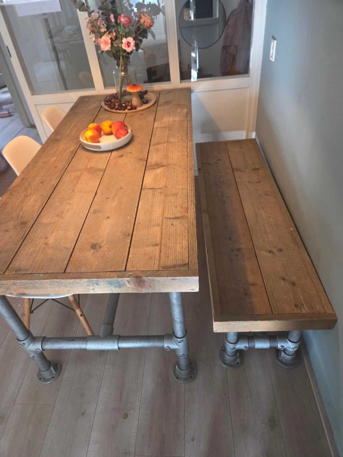 Steigerhouten eettafel en eettafelbank met metalen onderstel, Gebruikt, Industrieel, robuust, 50 tot 100 cm, 150 tot 200 cm