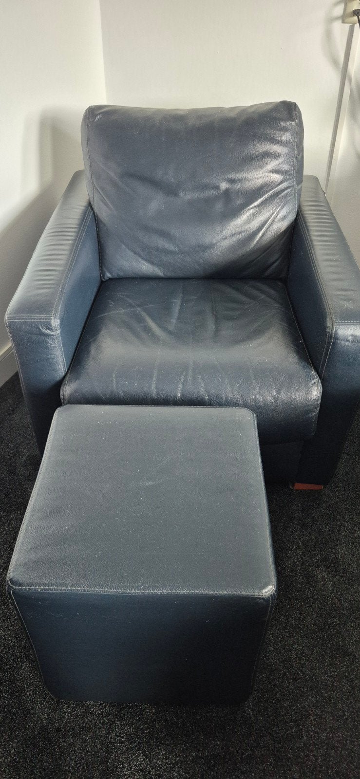 Donkerblauwe leren fauteuil met poef, Ophalen, Gebruikt, 75 tot 100 cm, Modern