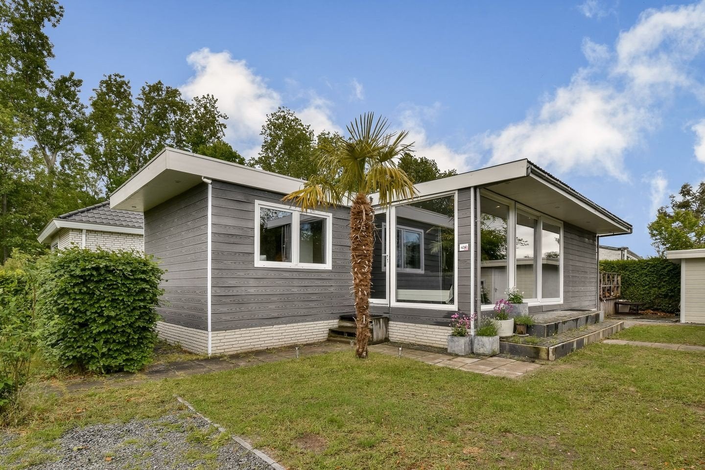 Ruime gerenoveerde chalet met EIGEN GROND in de biesbosch