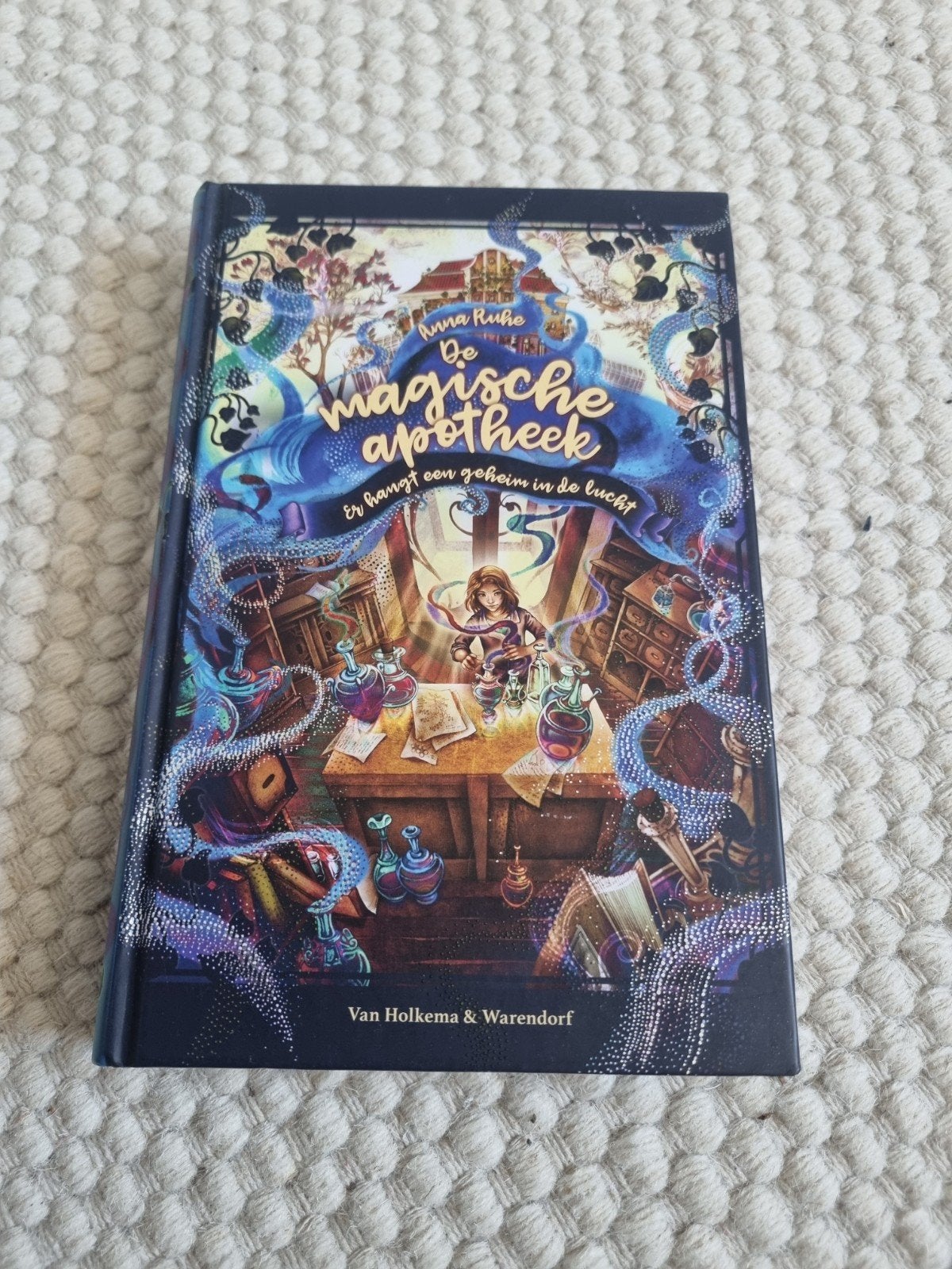De Magische Apotheek: Er hangt een geheim in de lucht, Boeken, Ophalen of Verzenden, Zo goed als nieuw, Anna Ruhe, Fictie
