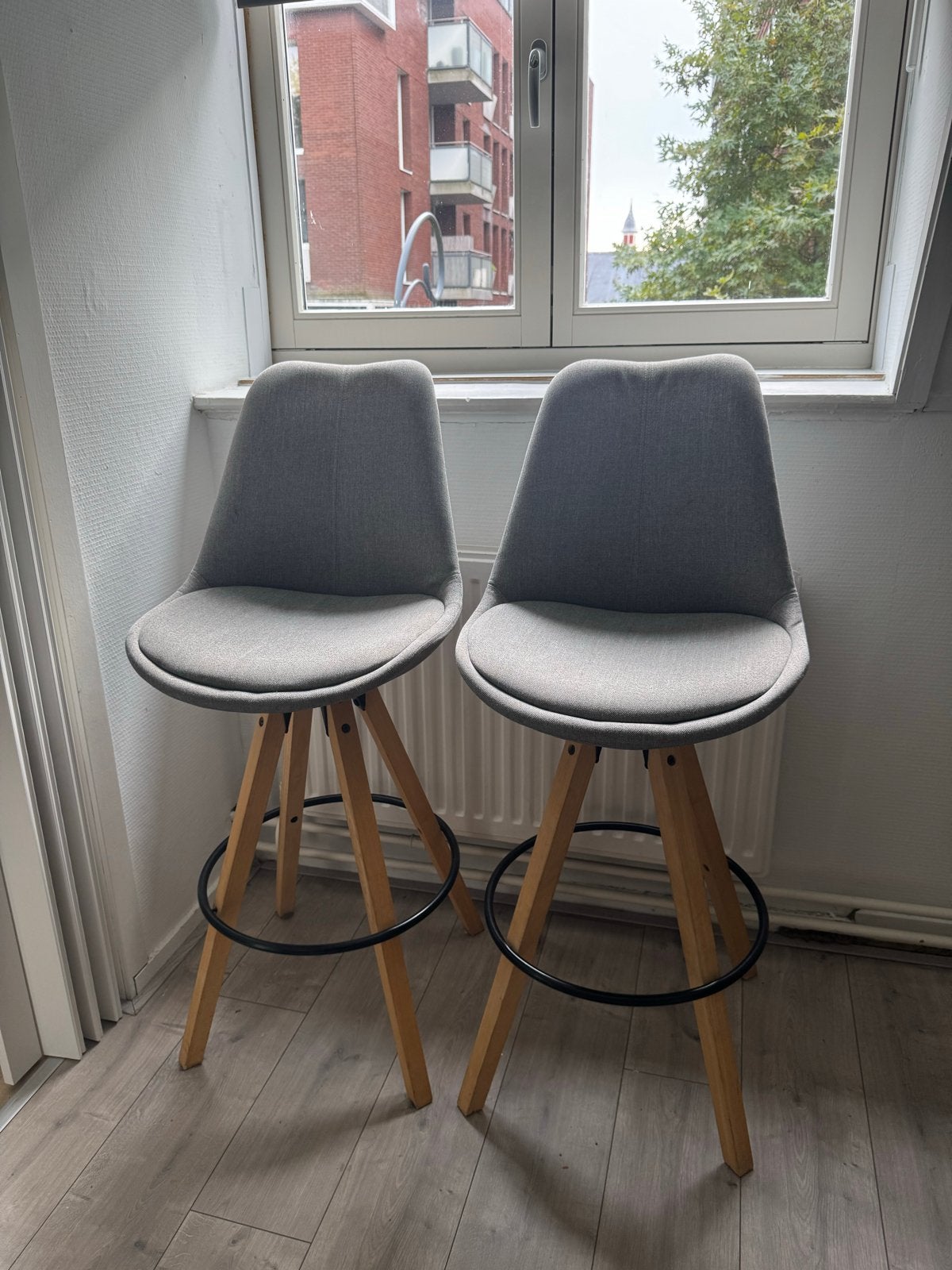 2 barkrukken grijs met houten poten 111cm x 48cm, Huis en Inrichting, Ophalen, Gebruikt, 90 cm of meer, Hout