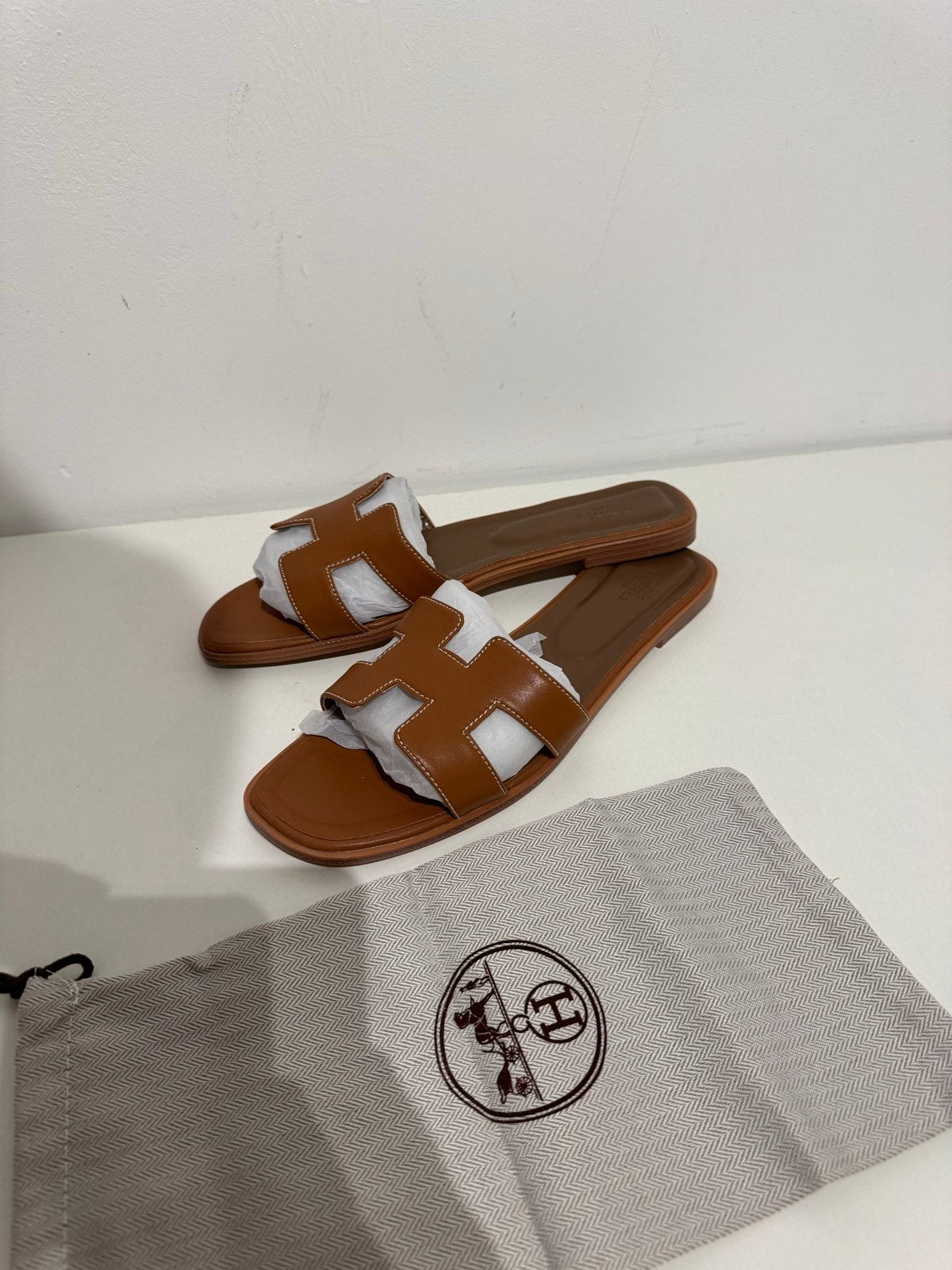 Hermes slippers maat 42 (valt als 41) met dustbag, Kleding | Dames, Verzenden, Nieuw, Bruin, Slippers