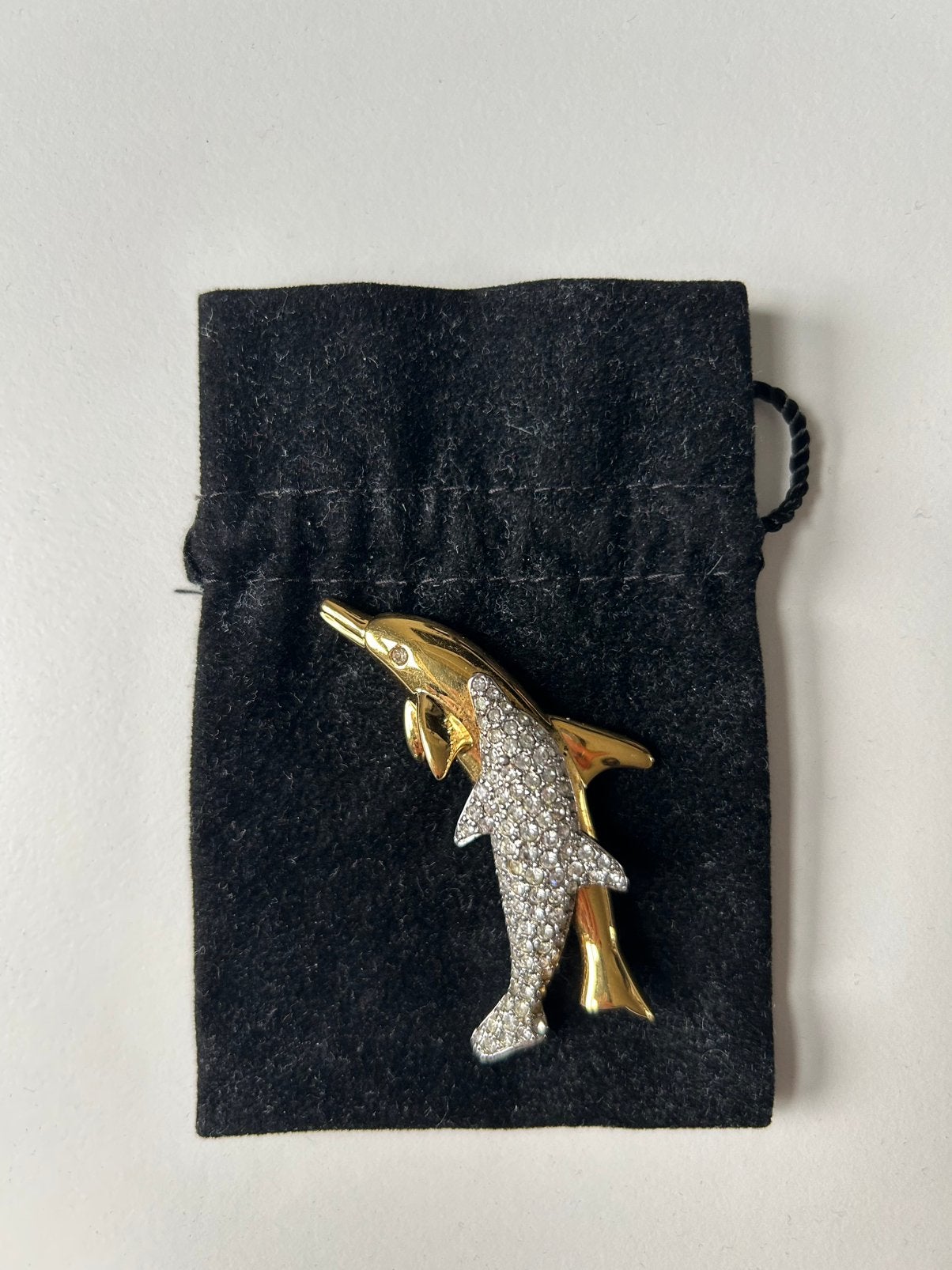 Swarovski broche dolfijnen, Verzamelen, Ophalen of Verzenden, Gebruikt, Sieraad of Horloge