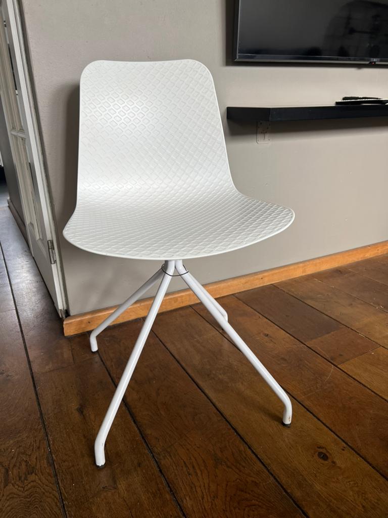 Witte design stoel met metalen onderstel, Huis en Inrichting, Stoelen, Ophalen, Kunststof, Wit, Zo goed als nieuw
