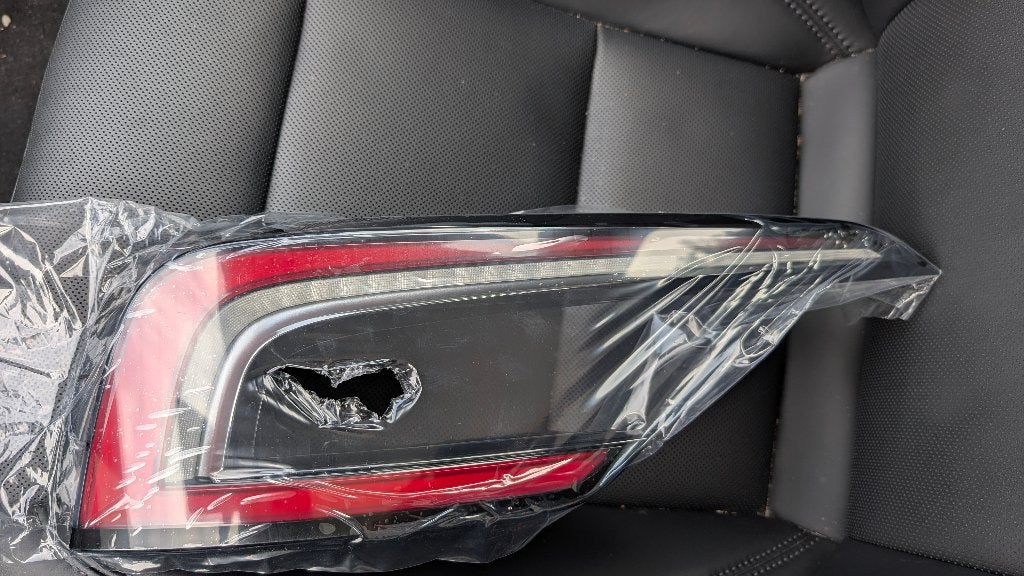 Foto 2 van Tesla Model 3 achterlicht links nieuw