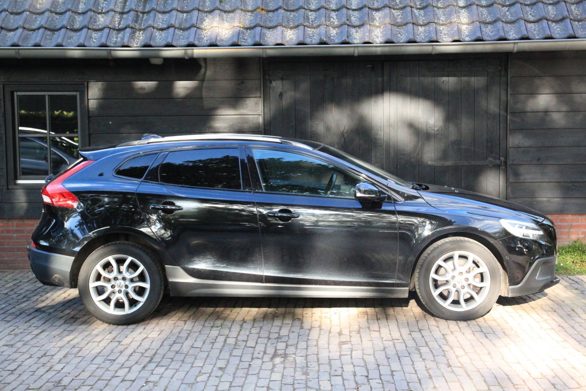 Volvo V40 Cross Country 1.5 T3 Polar+ Luxury Panorama/Camera, Dealer onderhouden, 4 cilinders, 700 kg, Zwart