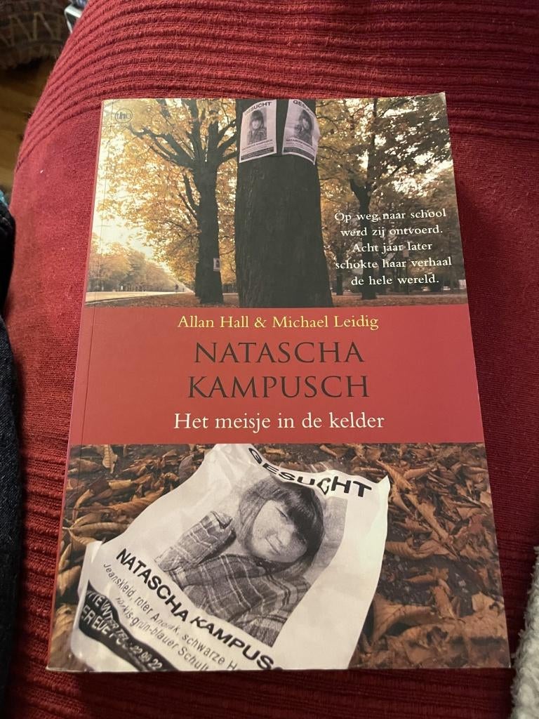 Het meisje in de kelder/natascha Kampusch/op weg naar school, Ophalen of Verzenden, Zo goed als nieuw