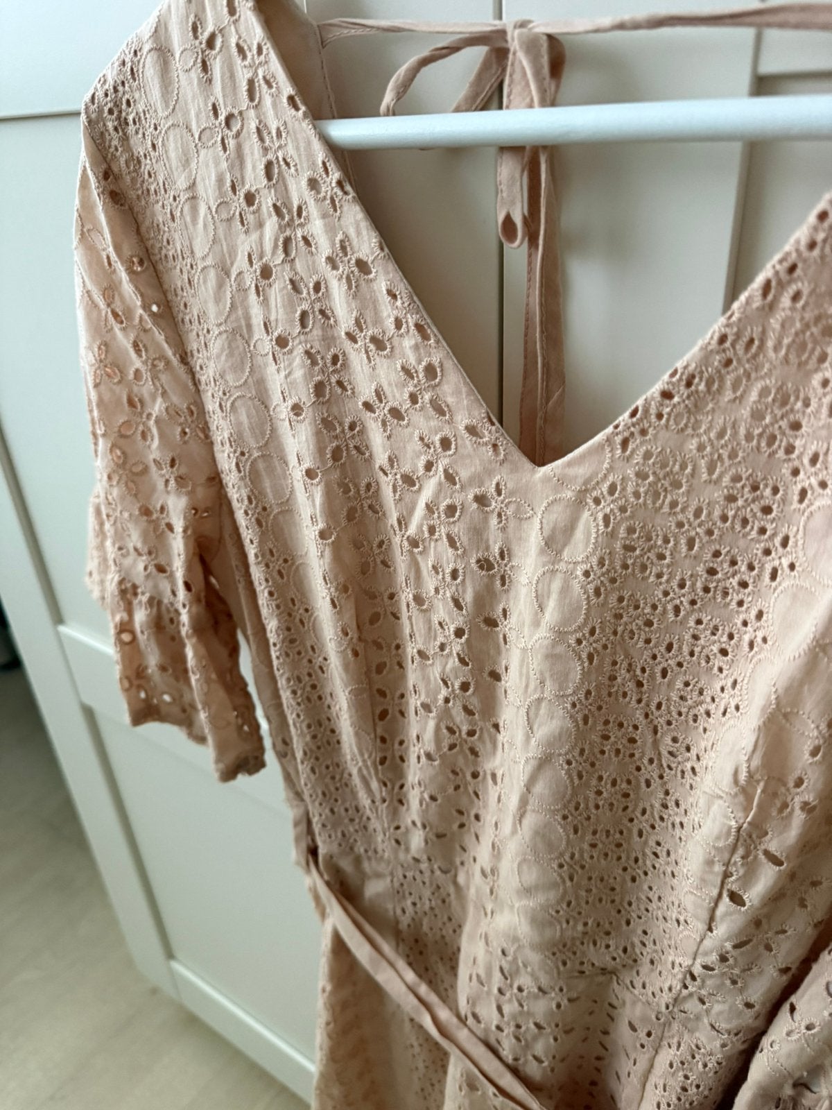 Beige broderie zomerjurk van Lilie Rose Paris, Ophalen of Verzenden, Nieuw, Maat 38/40 (M), Beige