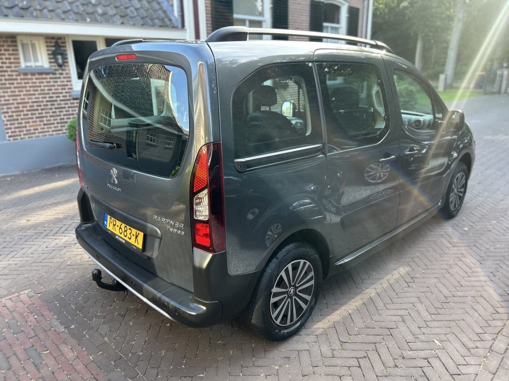 Peugeot Partner Tepee 1.2 110pk Clima, Camera, Trekhaak, PDC, Stof, 1199 cc, Met garantie (alle), Bedrijf
