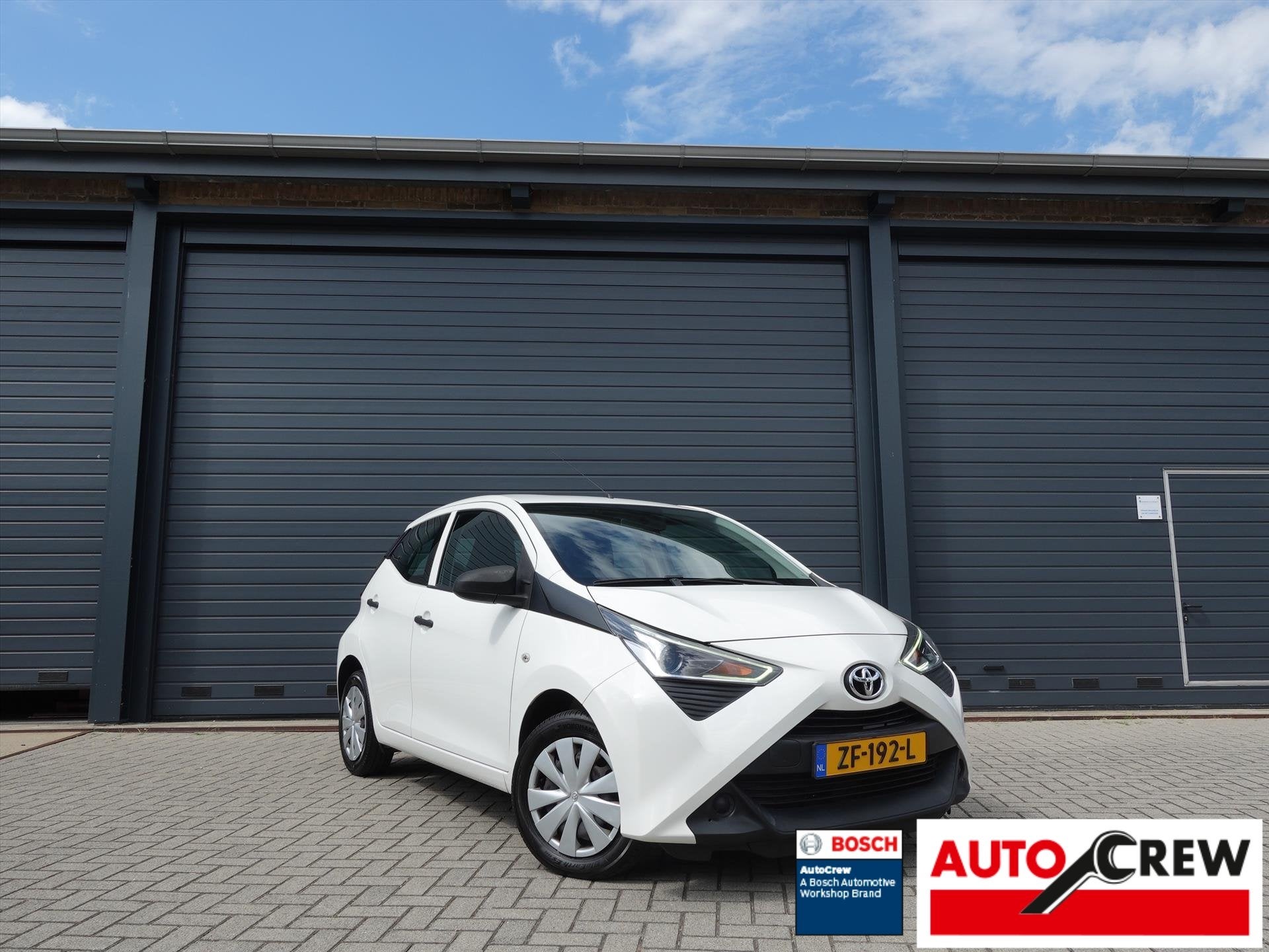 TOYOTA Aygo 1.0 VVT-i 72pk 5D x-fun RIJKLAAR/NL AUTO/CRUISE/, Stof, Gebruikt, 4 stoelen, Wit
