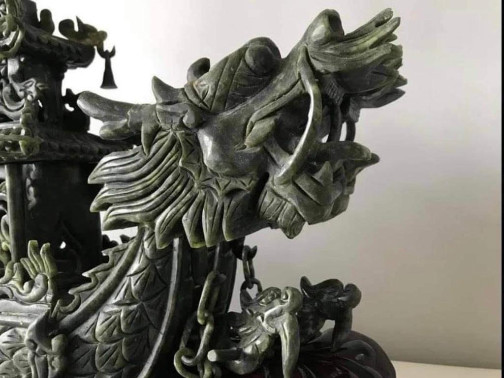 MAGNIFICENT TWINS DRAGON BOAT SPINACH JADE H.60CM & W.65CM, Ophalen