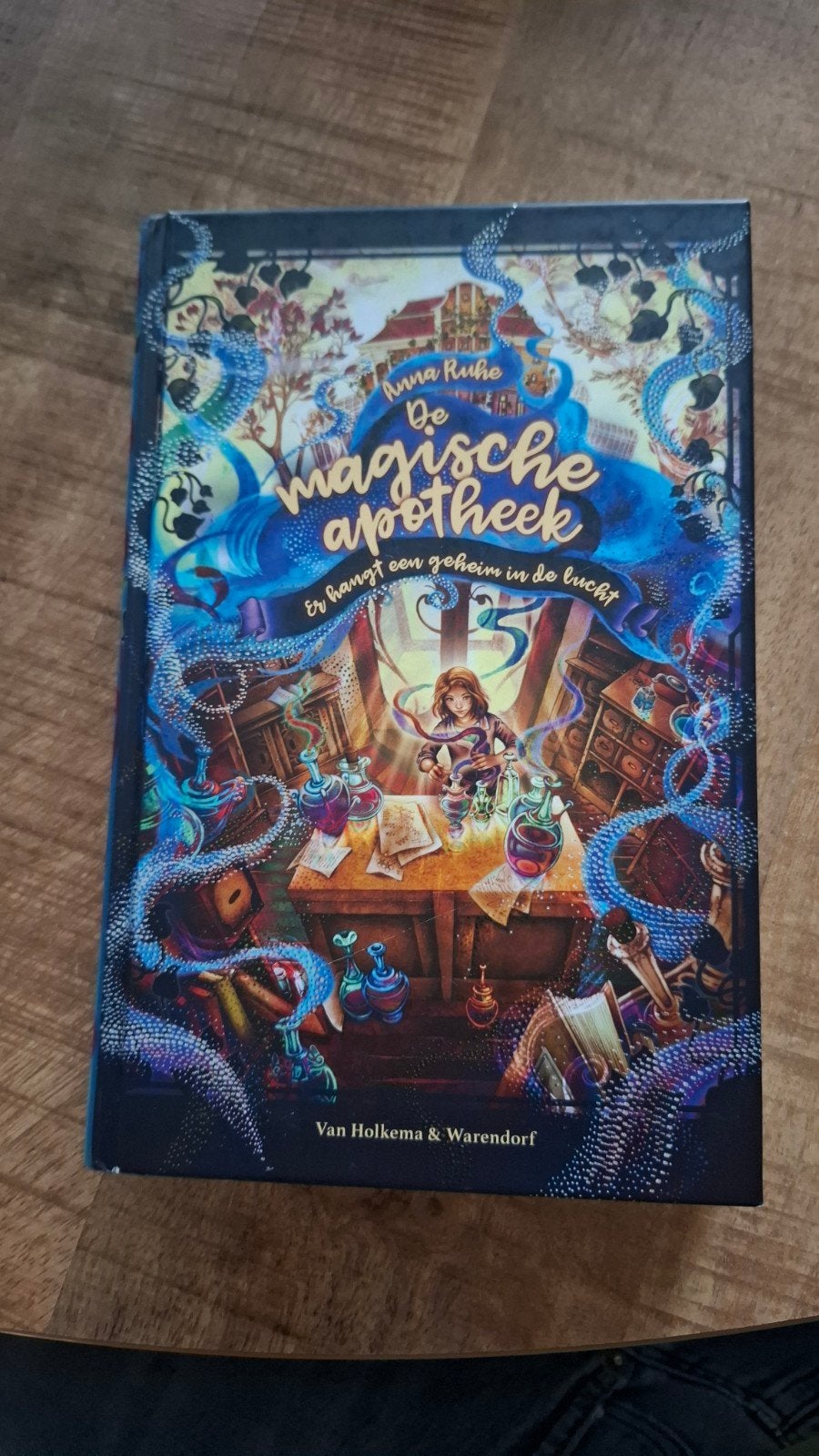 De Magische Apotheek: Er hangt een geheim in de lucht, Ophalen of Verzenden, Zo goed als nieuw, Anna Ruhe, Fictie