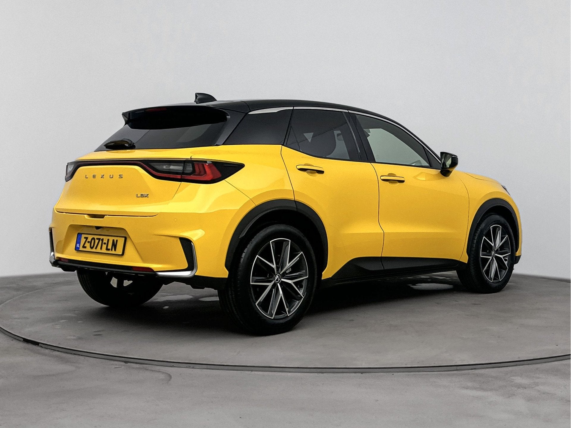 Lexus LBX Emotion 2WD | Apple Carplay | Stoel & Stuurverwarm, Auto's, 136 pk, Gebruikt, Bedrijf, 650 kg