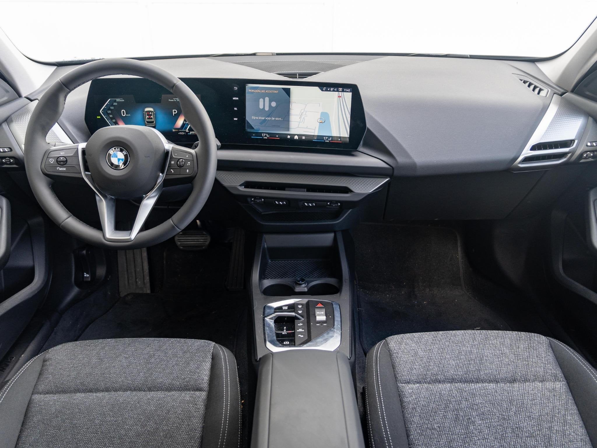 Foto 3 van BMW 1 Serie 120 | M Sport Design | Achteruitrijcamera | Stoe
