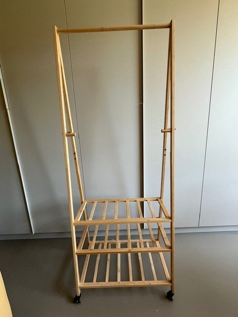 (kleding) Rek met wieltjes, Ophalen