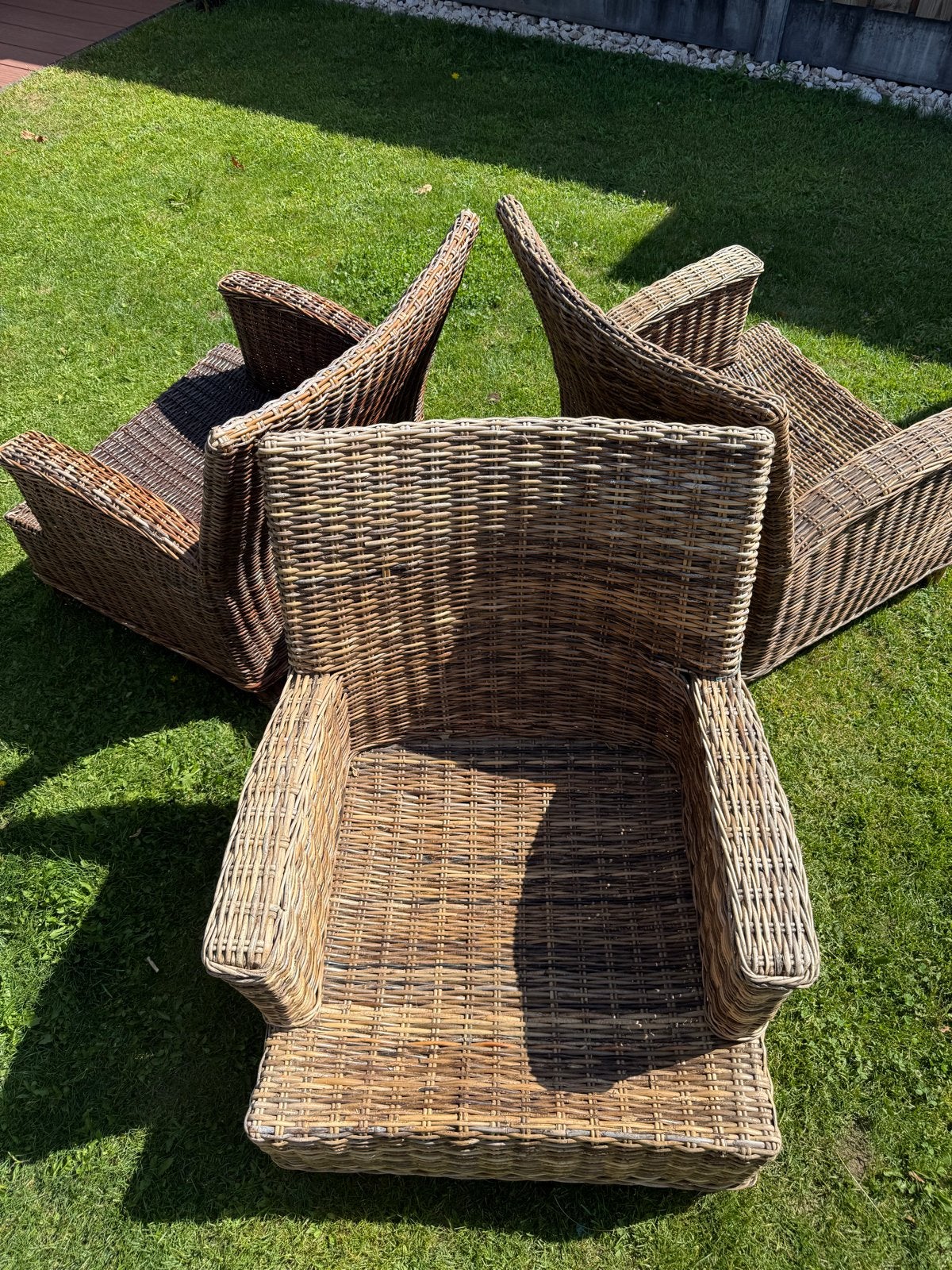 Drie rieten lounge stoelen (2 licht, 1 donker), Ophalen, Gebruikt, Rotan