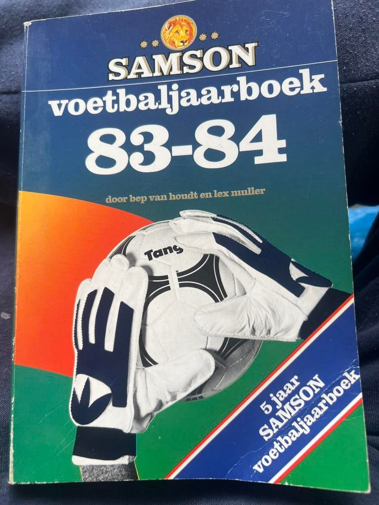 Samson voetbal jaarboek83-84 met alle spelers adressen, Ophalen of Verzenden, Zo goed als nieuw, Balsport
