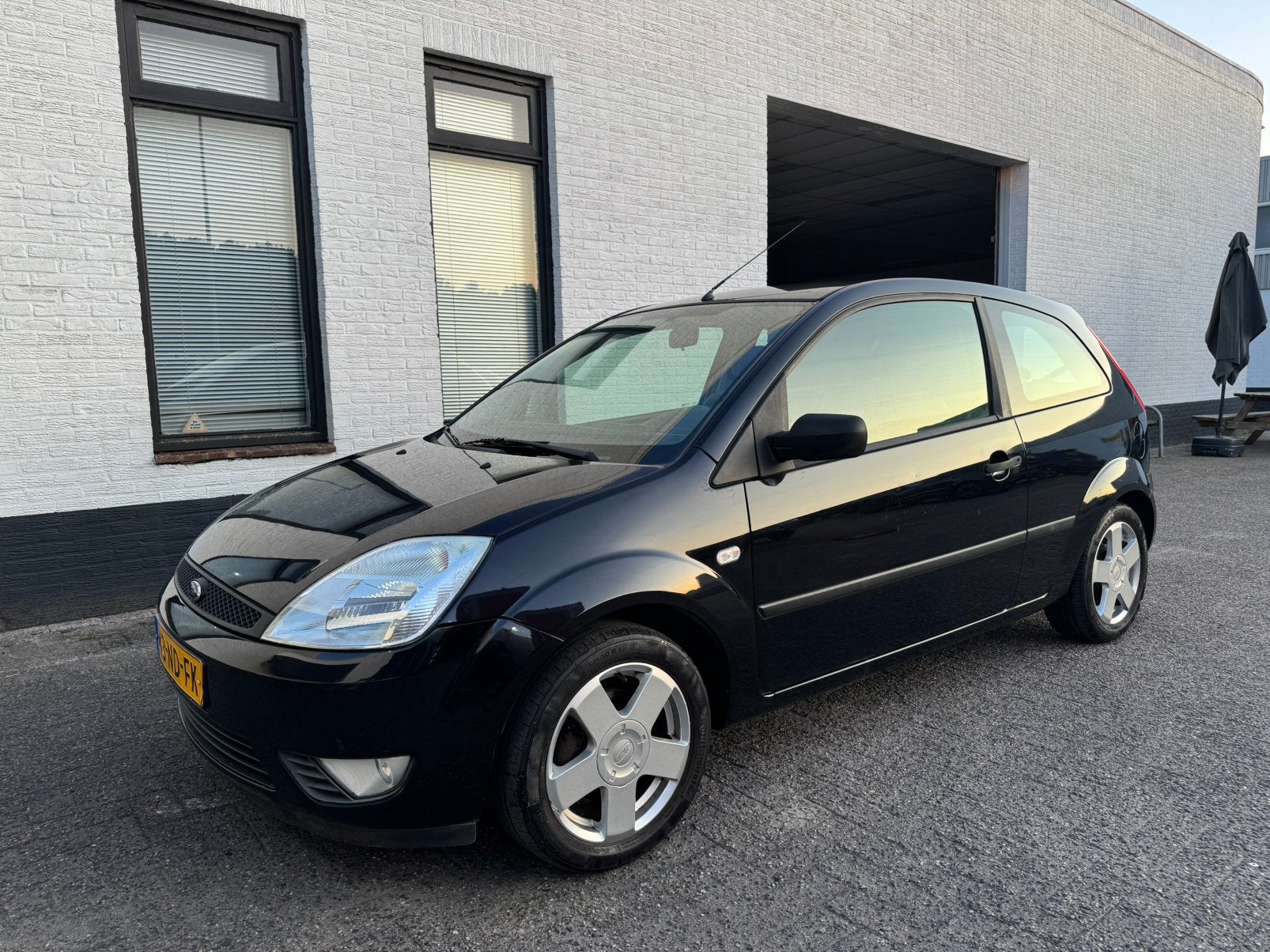 Ford Fiësta 1.4 16V 3DR AUT 2003 Zwart, Auto's, 15 km/l, 40 €/maand, 4 cilinders, Origineel Nederlands