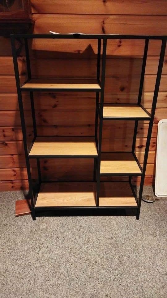 JYSK Trappedal Open Kast - Zwart/Hout - Zo goed als nieuw, Huis en Inrichting, Kasten | Boekenkasten, Met plank(en), Modern, Industrieel