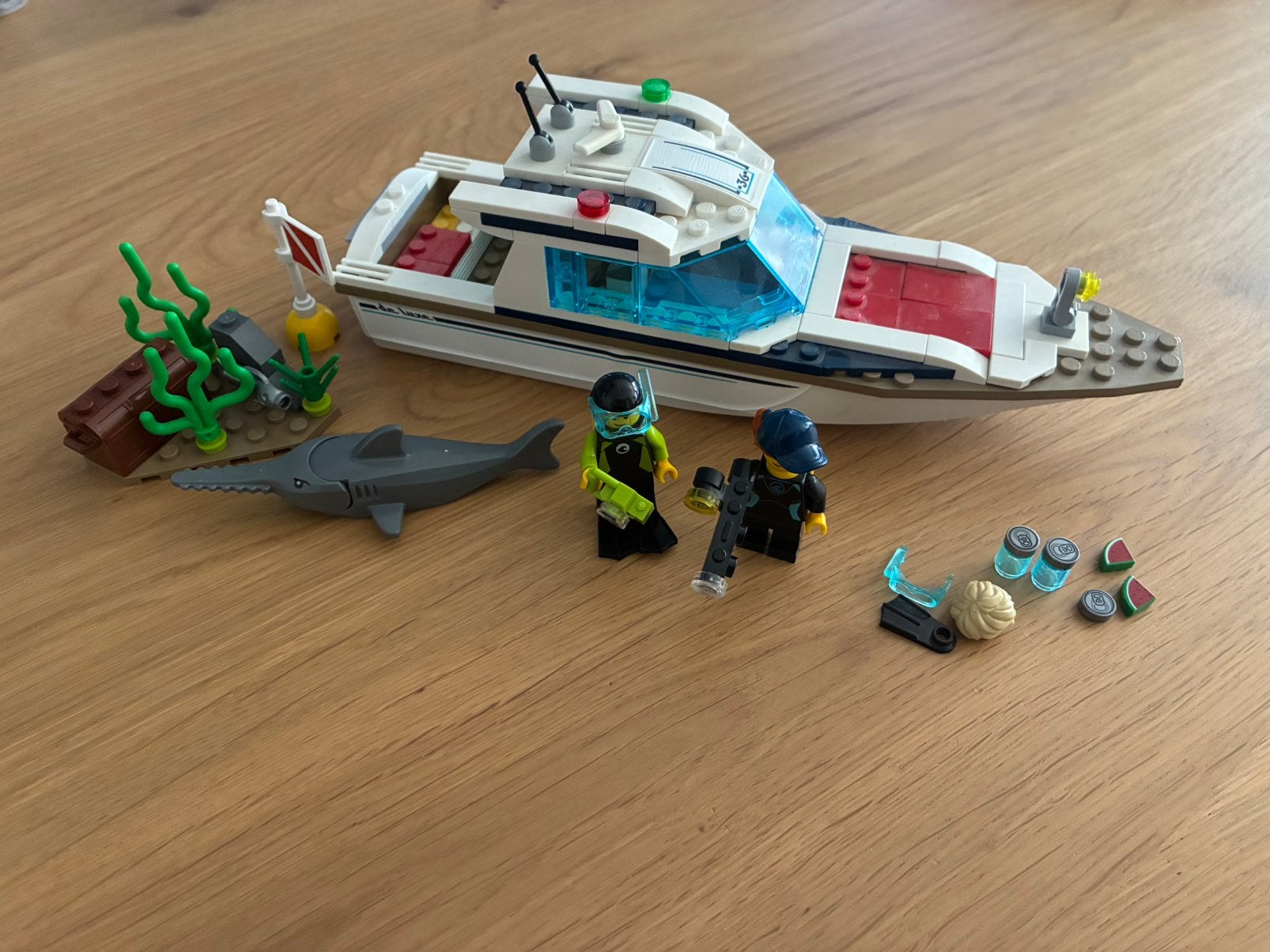 Lego City 60221 Diving Yacht boot duikers haai, Ophalen of Verzenden, Zo goed als nieuw, Lego, City