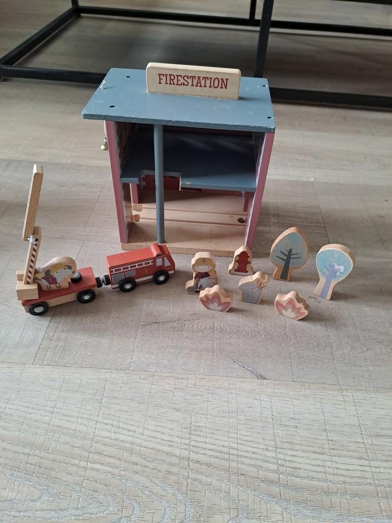 Houten brandweerkazerne met trein en accessoires, Kinderen en Baby's, Speelgoed | Overig, Ophalen of Verzenden, Gebruikt, Jongen of Meisje