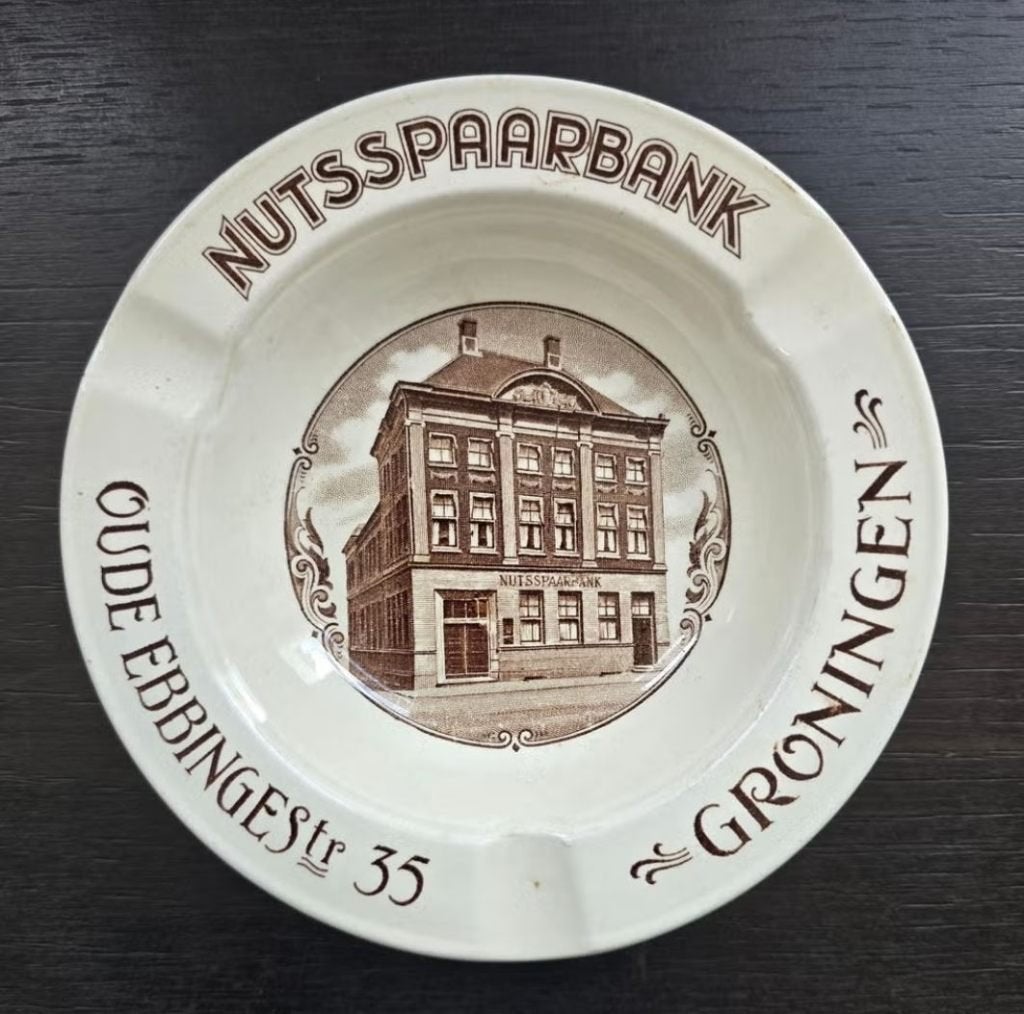 Vintage Asbak Nutsspaarbank Groningen Oude Ebbingestraat 35, Ophalen of Verzenden, Gebruikt, Asbak