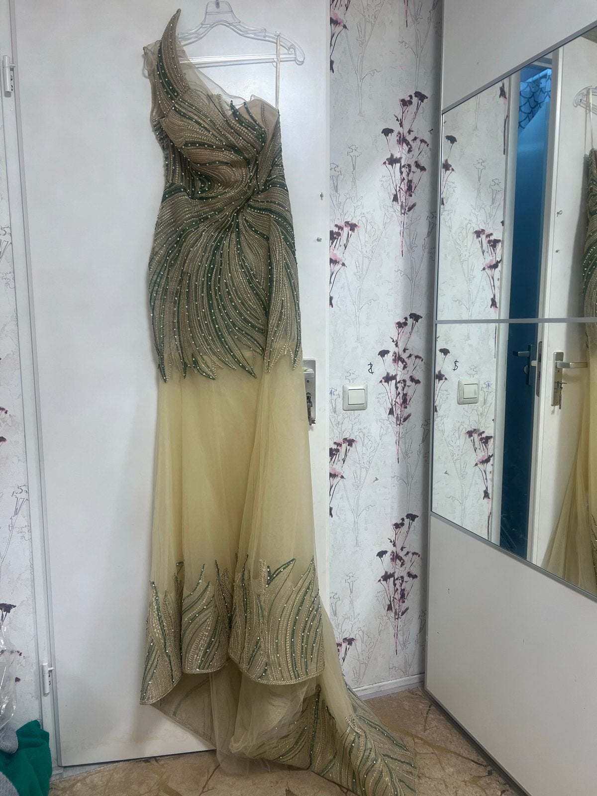 Prachtige Avond Galajurk - Beige met Groene Details, Kleding | Dames, Maat 38/40 (M), Galajurk, Beige, Ophalen of Verzenden
