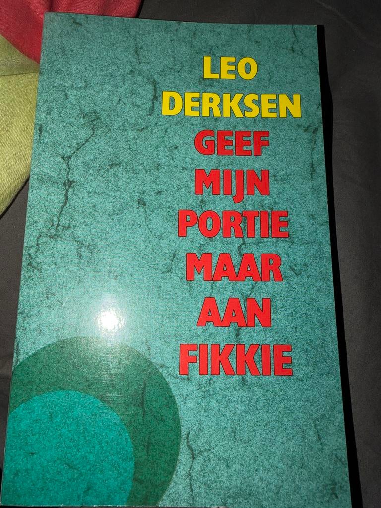 S6.  Geef Mijn Portie Maar Aan Fikkie - Leo Derksen, Ophalen of Verzenden, Zo goed als nieuw, Nederland
