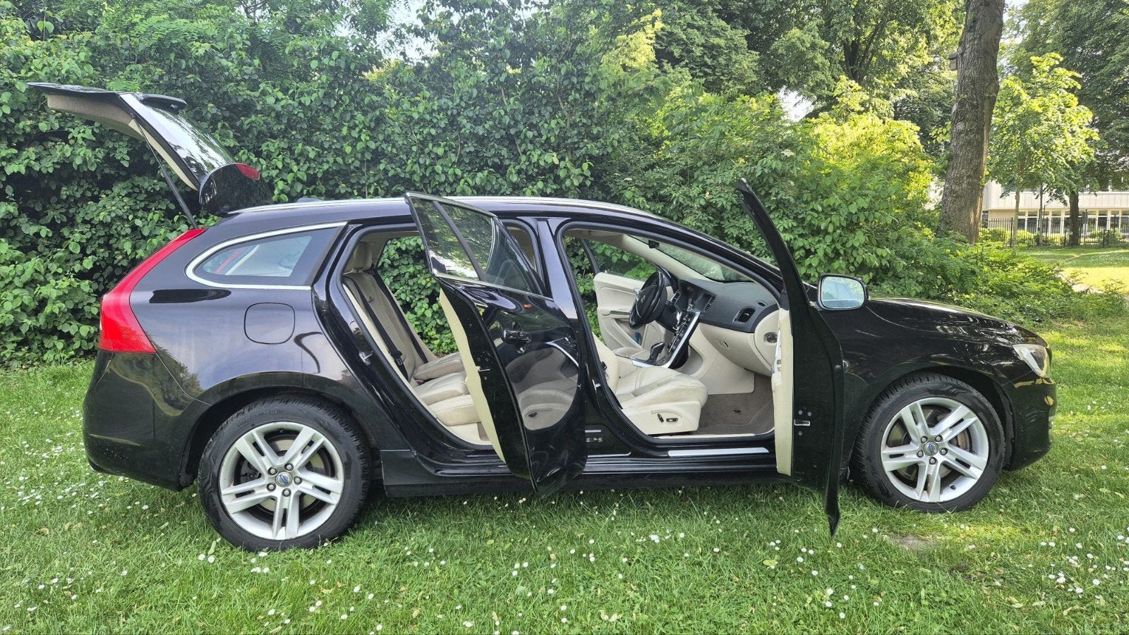 Volvo V60 D6 215pk Plug-in Hybrid 2014 Zwart, 1849 kg, 1800 kg, Beige, Zwart