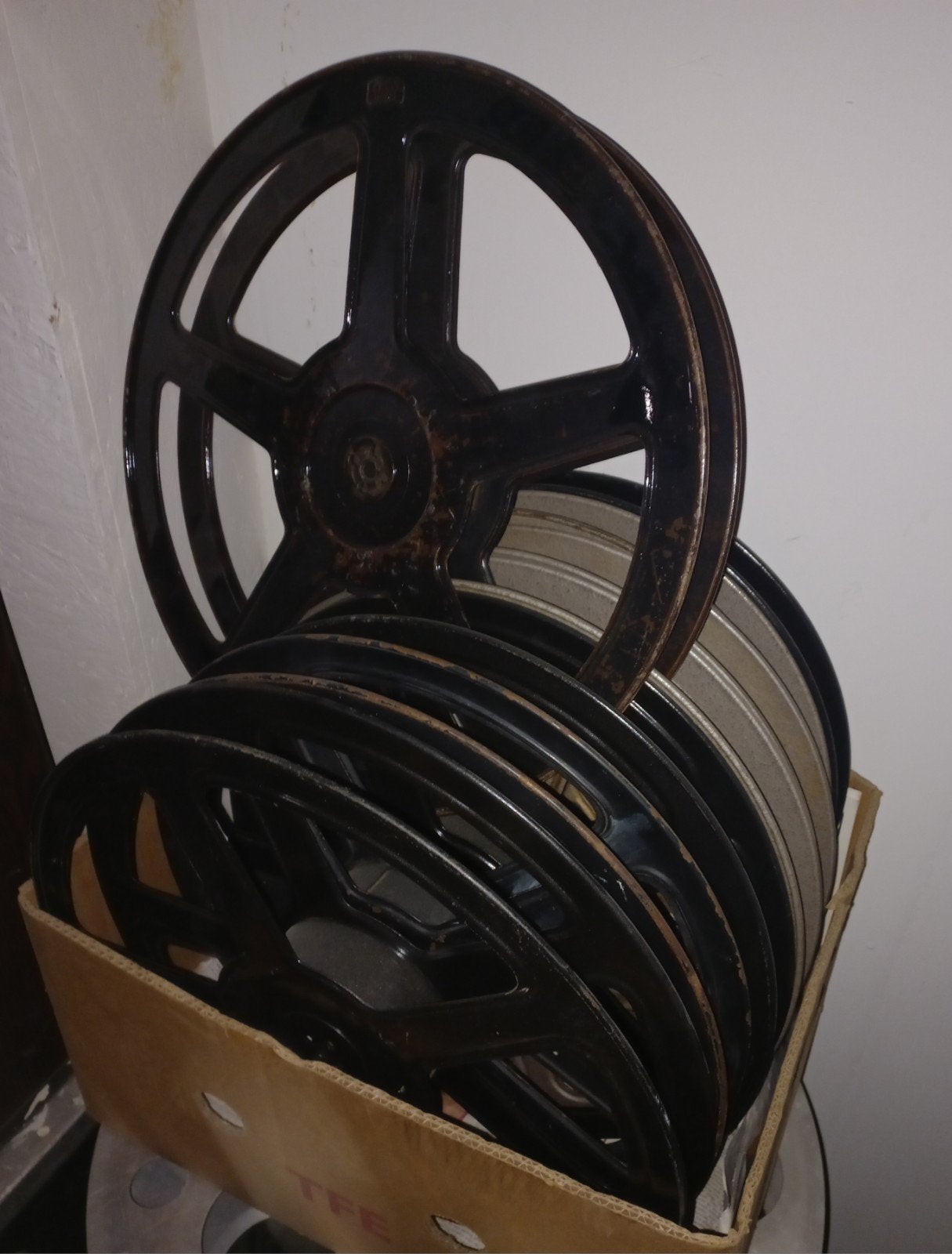 +/_ 8 grote oude metalen filmspoelen Bieden, Ophalen