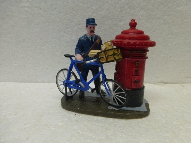 lemax the postman kerstdorp postbode poppetje fiets kerst, Ophalen of Verzenden, Zo goed als nieuw