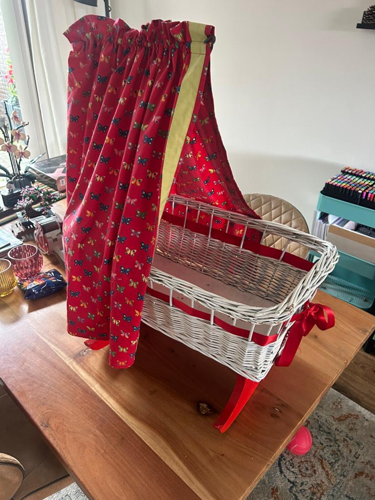 Vintage houten // rieten poppenbed, Ophalen, Gebruikt, Babypop