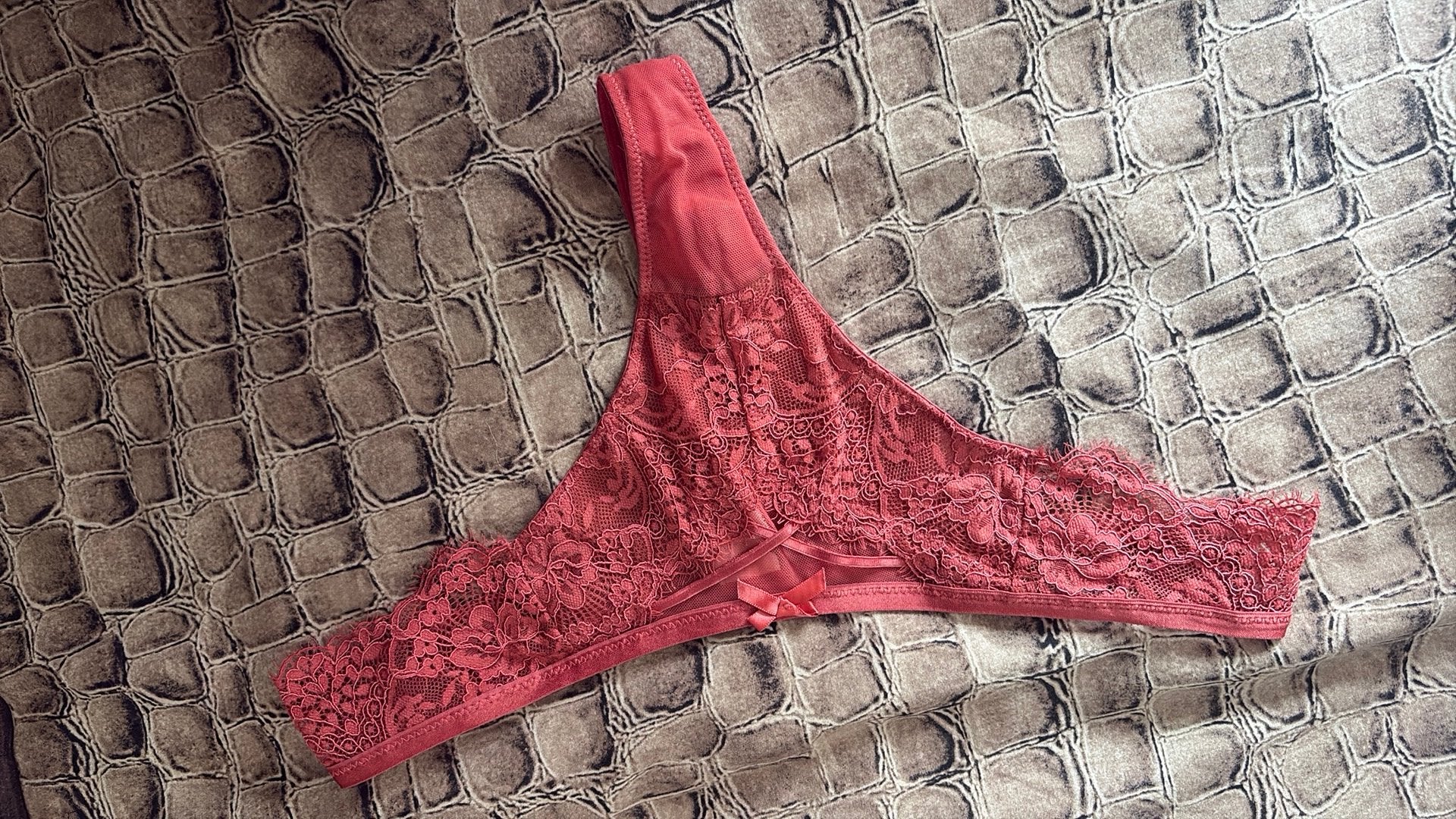 NIEUW EN ONGEDRAGEN STRING, Verzenden, Rood, String