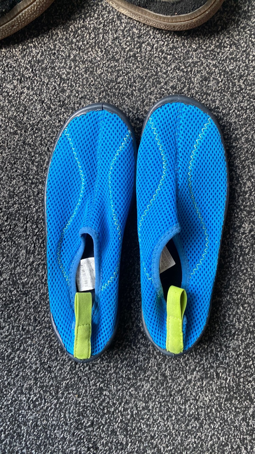 Waterschoenen maat 34/35 licht blouw met groen, Ophalen of Verzenden, Zo goed als nieuw, Kind, Zeil- of Surfschoenen