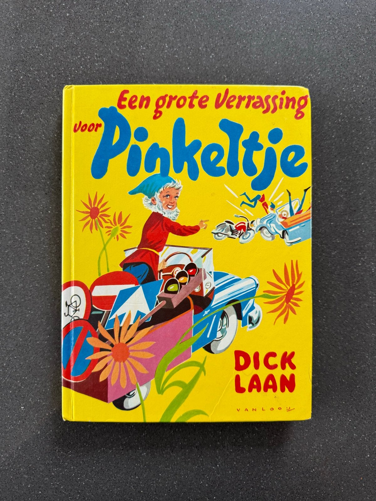 Pinkeltje: Een Grote Verrassing - Dick Laan (Vintage), Ophalen of Verzenden, Gelezen, Fictie algemeen