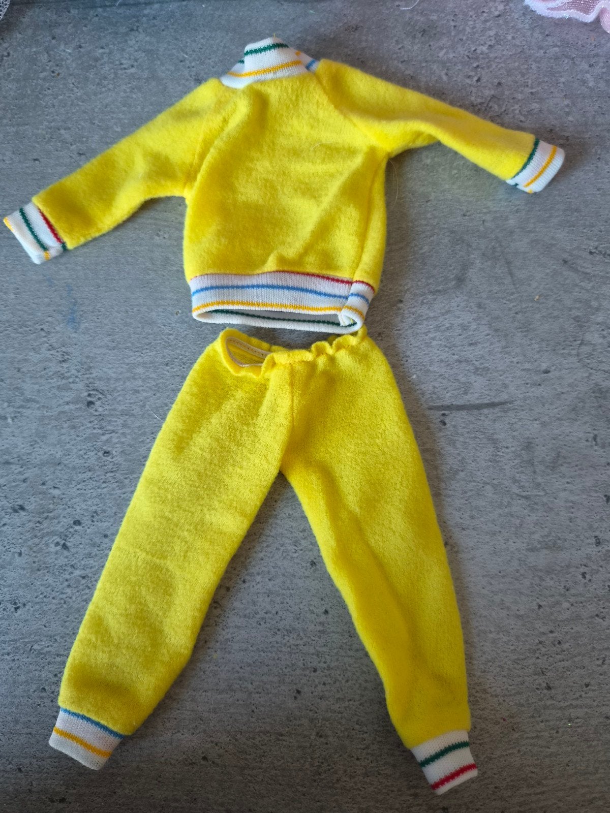 Vintage Barbie trainingspak geel (mouw los), Ophalen of Verzenden, Gebruikt, Kleertjes
