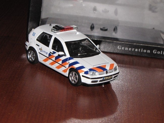 Twee super mooie VW Golf Politie 1:43 zie foto's, Ophalen of Verzenden, Zo goed als nieuw, Auto, MiniChamps