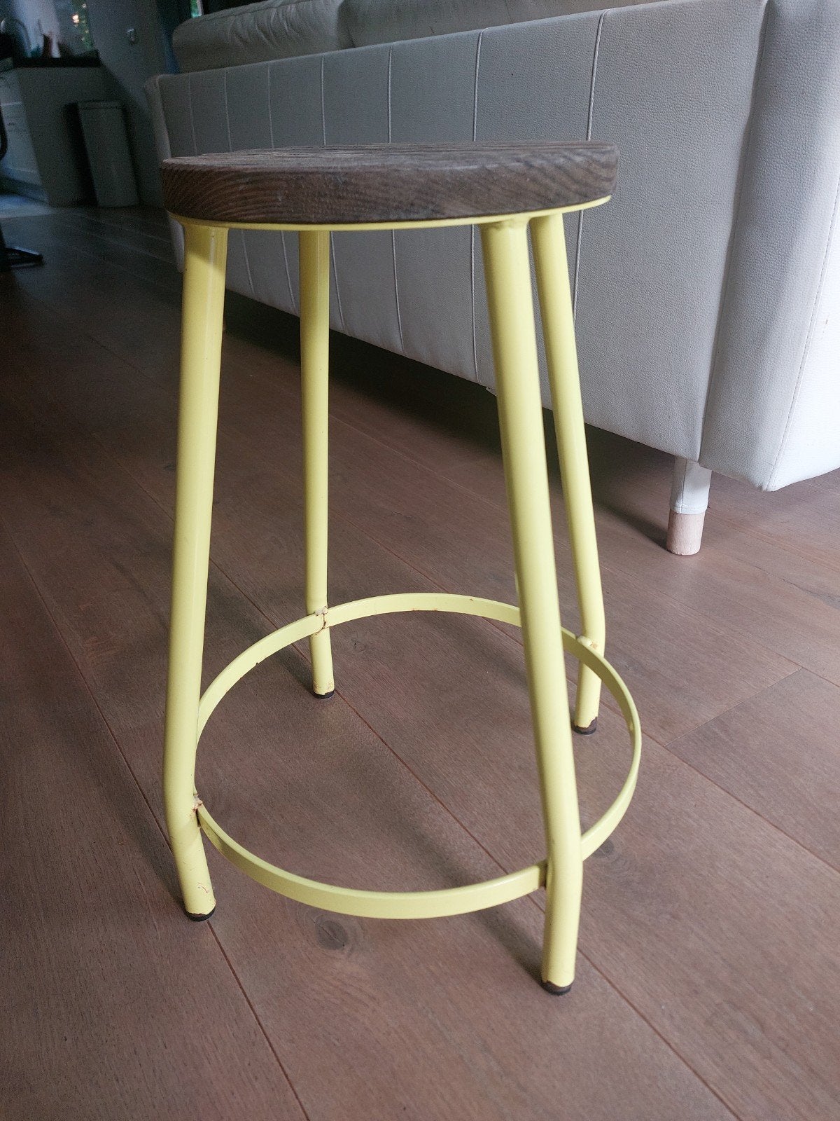 Geel krukje met houten zitting, Ophalen, Gebruikt, Staal