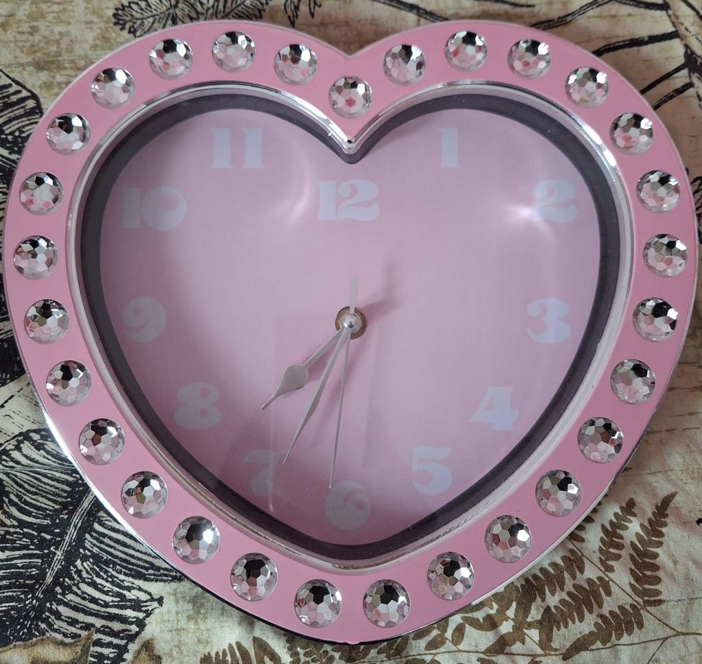Leuke roze hartjes klok met bling voor de kinderkamer, Ophalen of Verzenden, Gebruikt, Analoog, Wandklok