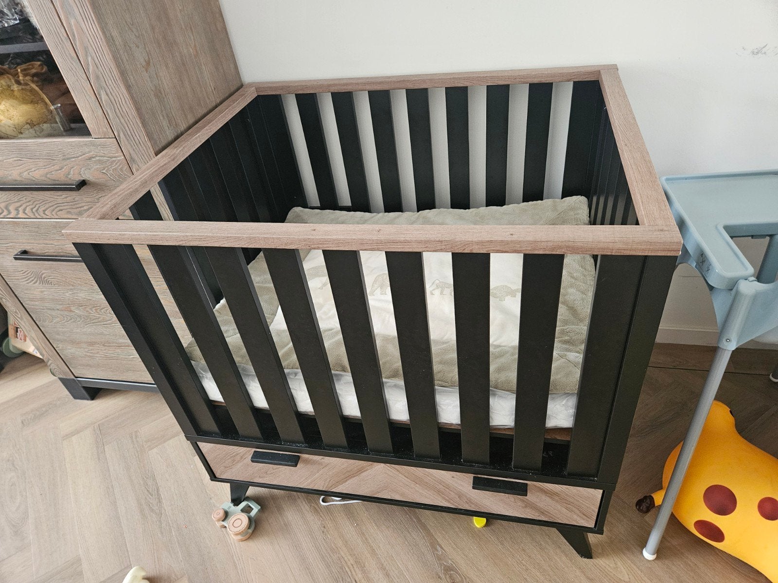 interbaby box lancaster zwart visgraat + nieuw zzzoo matras, Ophalen, Zo goed als nieuw, Rechthoekig, In hoogte verstelbaar