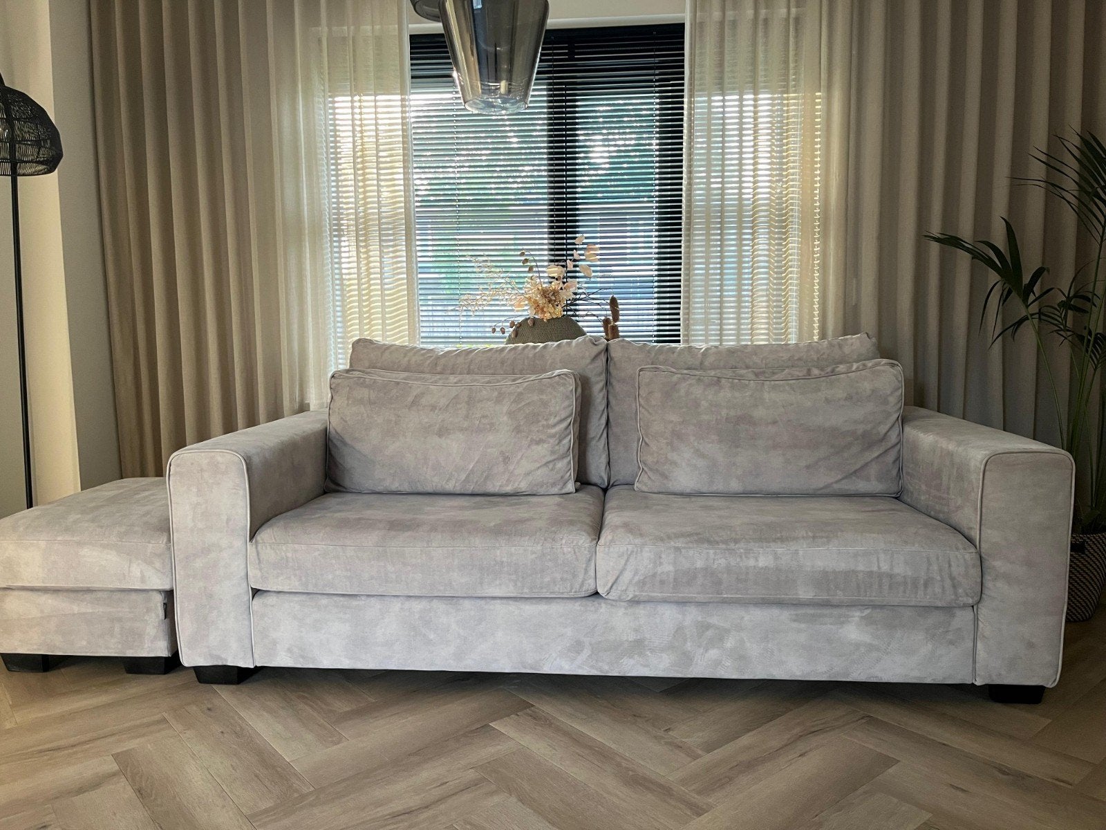 Comfortabele lichtgrijze bank met hocker, Ophalen, 100 tot 125 cm, Driepersoons, Zo goed als nieuw