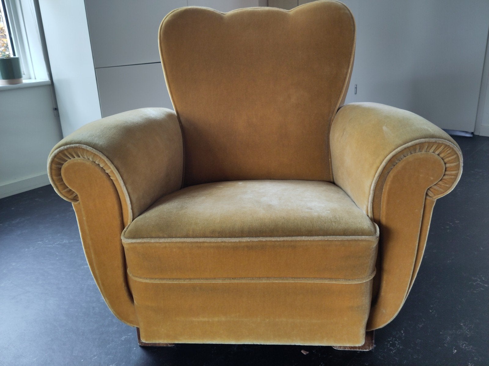 Vintage fauteuil in okergeel velours, Huis en Inrichting, Gebruikt, Ophalen of Verzenden, 75 tot 100 cm, Stof