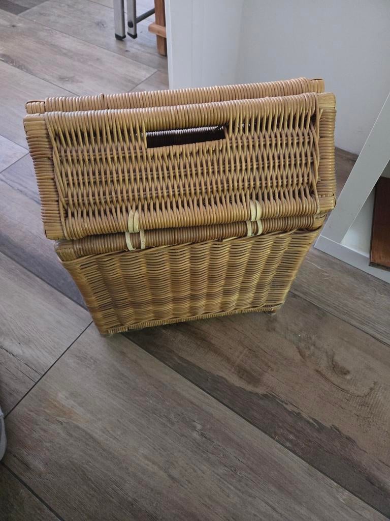 Kranten boeken mand enz, Ophalen, Rond, Riet