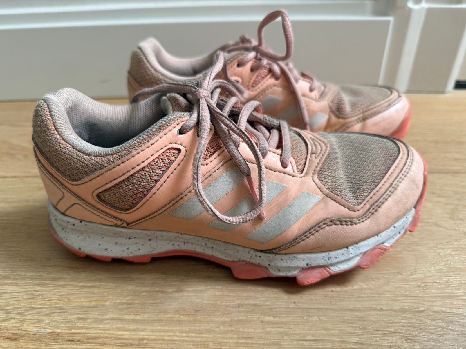 Adidas hockeyschoenen roze/oranje maat 36 2/3, Ophalen of Verzenden, Gebruikt, Schoenen