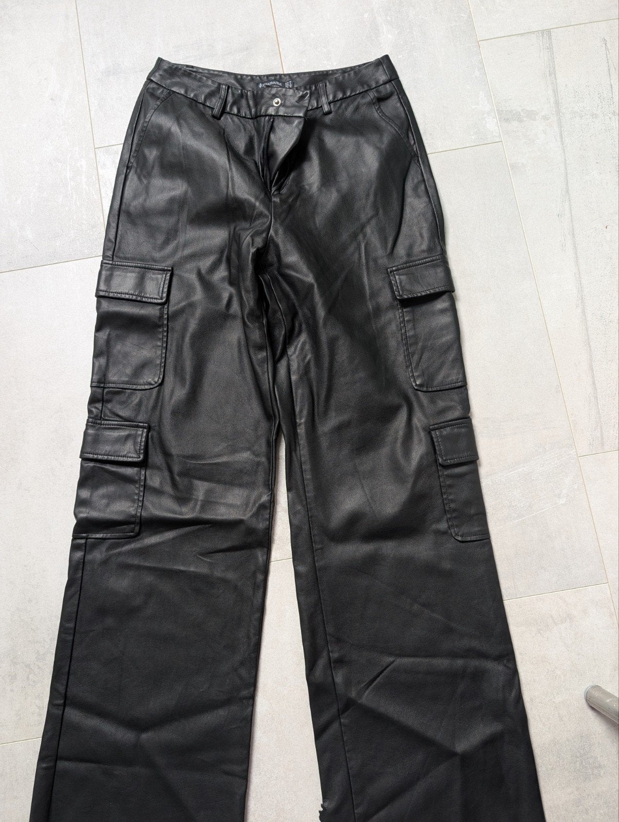Stradivarius nep leren broek Maat 38, Kleding | Dames, Broeken en Pantalons, Maat 38/40 (M), Zwart, Ophalen of Verzenden, Lang