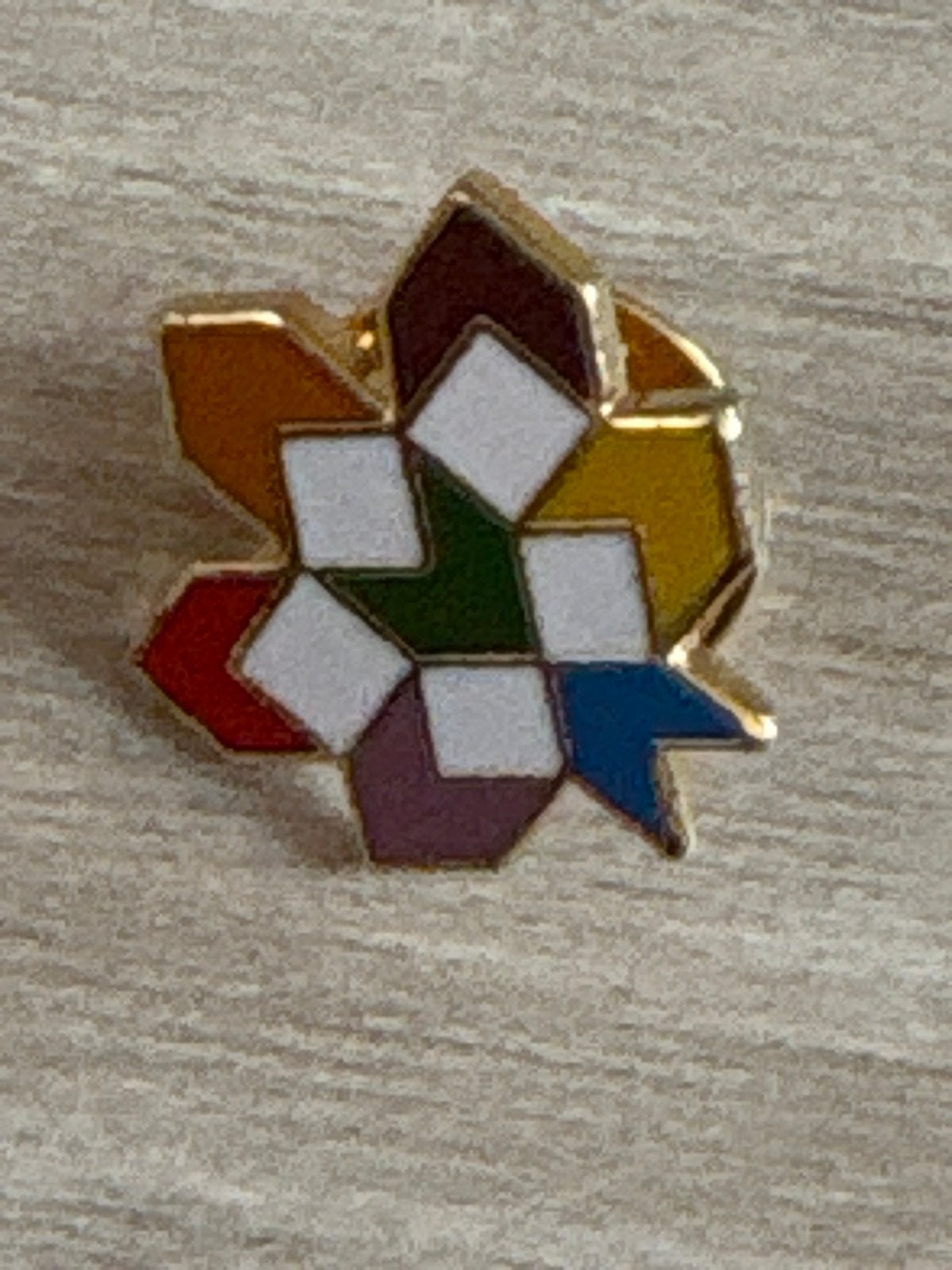 Kleurrijke geometrische speldje uit Canada, Verzamelen, Ophalen of Verzenden, Zo goed als nieuw, Overige onderwerpen, Speldje of Pin