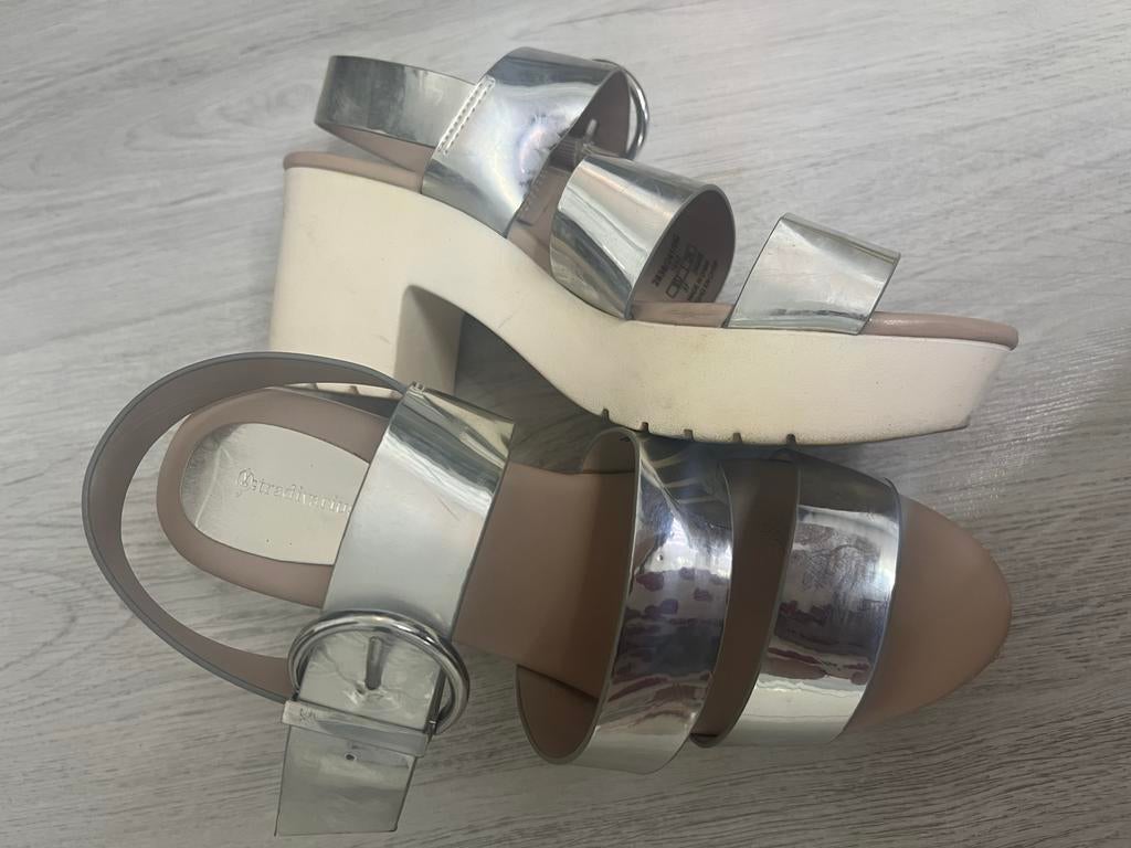 Strandivarius zilveren sandalen met plateauzool, maat 37, Overige kleuren, Gedragen, Sandalen of Muiltjes, Ophalen of Verzenden