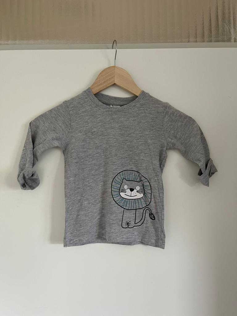 Lichtgrijs shirt / longsleeve met leeuw,maat 86/92 Pocopiano, Ophalen of Verzenden, Zo goed als nieuw, Jongetje, Shirtje of Longsleeve